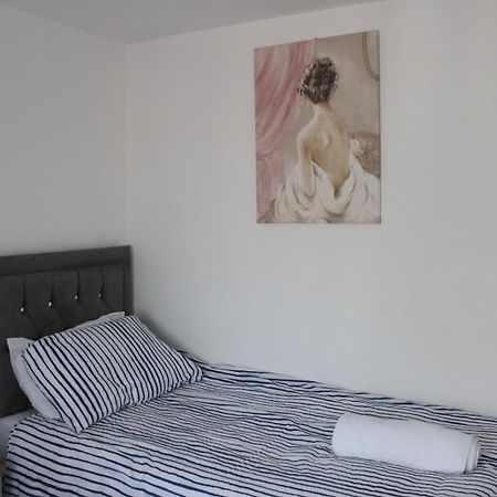Exquisite And Modern 2 Bed Maisonette Хармондсворт Экстерьер фото