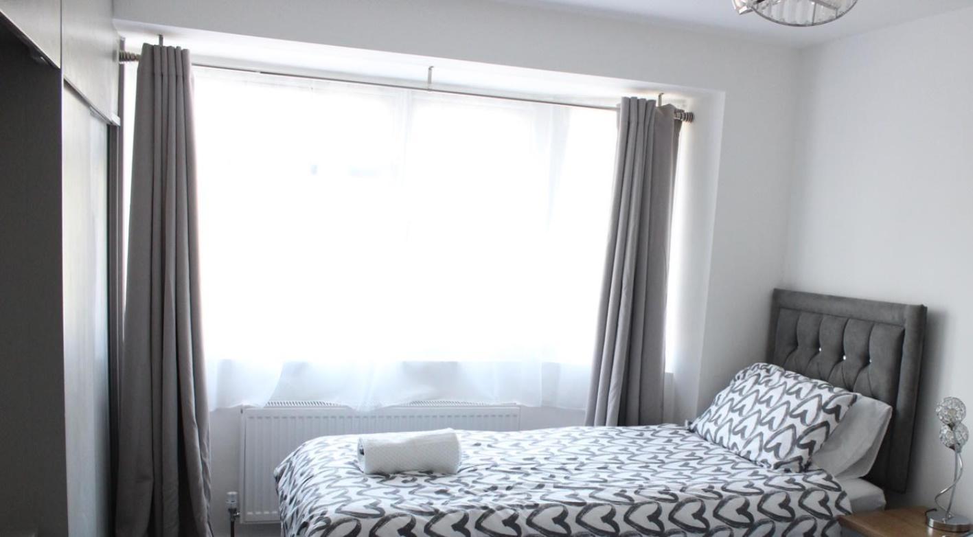 Exquisite And Modern 2 Bed Maisonette Хармондсворт Экстерьер фото